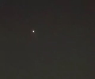 🚨 A video attributed to a Yemeni missile over the city of Riyadh