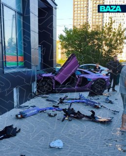 В Екатеринбурге сын уральского миллиардера Игоря Алтушкина на фиолетовом Lamborghini сбил 23-летнего участника СВО и его приятеля. Мужчины сидели на крыльце, когда спорткар влетел в дом. Сейчас они госпитализированы, пишет «База».Игорь Алтушкин — основател