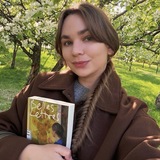 камера на книжной полке