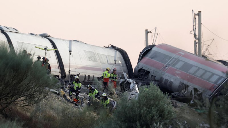 בשידור חי: העולם עומד בסולידריות עם ספרד בעוד החקירות על תאונת הרכבת הקטלנית נמשכות העבודה נמשכת בקרקע אפס…