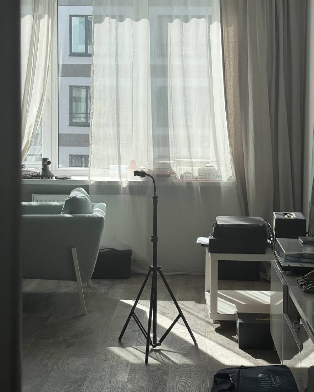 Недавно я прочитала книгу «Кафе на краю земли», которую мне порекомендовали. Это было приглашение к беседе, которое заставило задуматься о многих вещах. Читая перед сном, я погружалась в мир, где на каждой странице открывала свои запертые мысли и поднимала простые, но важные вопросы о жизни и смысле существования.Мне казалось, что я нахожусь где-то посередине — между привычной рутиной и глубокими размышлениями о том, что действительно важно. Но по мере чтения обе мои половины начали «откликаться» друг на друга. Идеи книги резонировали со мной, заставляя переосмыслить свои приоритеты и взгляды на жизнь.«Почему вы здесь?»Теперь я чувствую необходимость переспать с этими идеями, чтобы глубже понять их и применить в своей жизни. «Кафе на краю земли» — это не просто история, это диалог и размышления по поиску своего пути. Я рекомендую эту книгу всем, кто хочет побеседовать о важном.Недавно я прочитала книгу «Кафе на краю земли», которую мне порекомендовали. Это было приглашение к беседе, которое заставило задуматься о многих вещах. Читая перед сном, я погружалась в мир, где на каждой странице открывала свои запертые мысли и поднимала простые, но важные вопросы о жизни и смысле существования.Мне казалось, что я нахожусь где-то посередине — между привычной рутиной и глубокими размышлениями о том, что действительно важно. Но по мере чтения обе мои половины начали «откликаться» друг на друга. Идеи книги резонировали со мной, заставляя переосмыслить свои приоритеты и взгляды на жизнь.«Почему вы здесь?»Теперь я чувствую необходимость переспать с этими идеями, чтобы глубже понять их и применить в своей жизни. «Кафе на краю земли» — это не просто история, это диалог и размышления по поиску своего пути. Я рекомендую эту книгу всем, кто хочет побеседовать о важном.