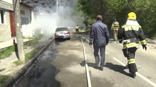 В Туапсе на дорогу выбросило нефтепродукты из резервуара горящего НПЗ, повреждены несколько автомобилей и гаражей, сообщили в МЧС.___________________📱 Туапсе снова бомбят. Юг России опасен для отдыха | Нефть и дроны в Анапе, Сочи и Геленджике