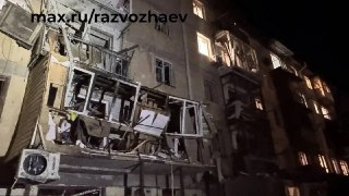 Девять человек, в том числе трое детей, пострадали при атаке беспилотников на Севастополь, заявил губернатор.Часть города осталась без электричества. Сильно поврежден пятиэтажный жилой дом, а также школы, здания колледжа и студенческого общежития.