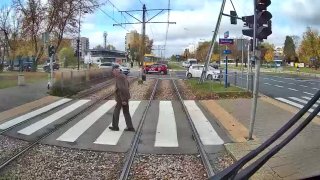 בוורשה, #Poland, נהג משאית חסר טיפול ירד קווי חשמל חשמלית. הקרנית המוגדלת של המכונית תפסה את החוטים הקדמיים…