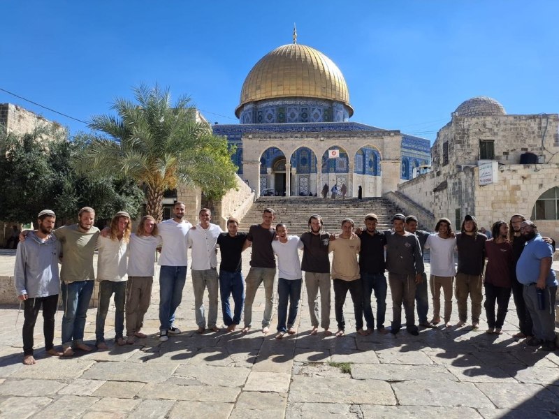 תמונה קבוצתית של מתנחלים מול כיפת הסלע במהלך הסתערותם על מסגד אל-אקצא המבורך, לזכר מה שמכונה "יום הכיפורים".