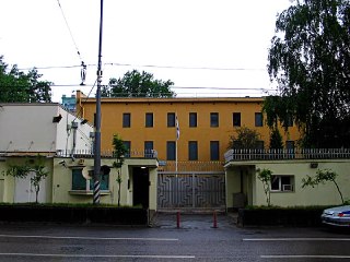 Пожар у столичного посольства Израиля на Большой Ордынке. По данным Mash, произошло задымление на крыше двухэтажного здания на территории дипмиссии. Туда спасателей пока не пускают — посольства и консульства обладают неприкосновенностью. Даже для тушения в