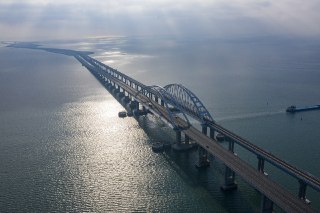 На Крымском мосту вновь возникла многокилометровая пробка. На ночь трассу закрывали для автомобилейК полудню 26 июня на Крымском мосту в сторону Кубани в пробке стояло 1850 автомобилей. Время ожидания в пробке составляет около пяти часов. К 13:00 число авт