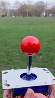 🤖 Блогерша зробила пристрій для радіокерування людиною Техно-ютуберша Перрі Карьял зібрала апара...