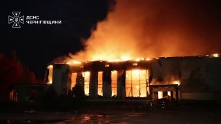 במחוז צ'רניהיב כיבו כוחות ההצלה שריפה שפרצה במרכז תרבות כתוצאה מהפגזות רוסיות ברובע קוריקוב עקב אזעקות אווי…