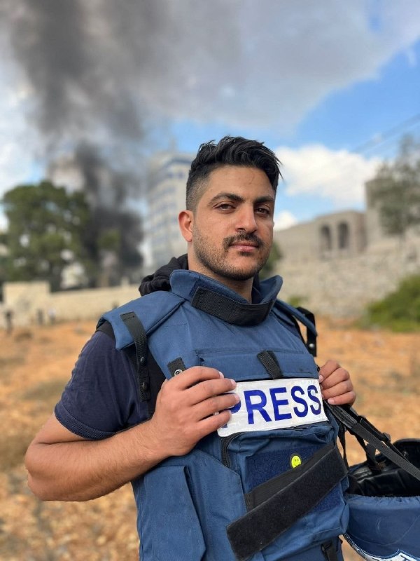 תמונה של העיתונאי עבד אל רחמן חסן, שנעצר על ידי כוחות הכיבוש לאחר שפשט על ביתו במהלך ההסתערות על רחוב אל-סף…