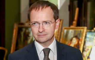 ЕС ввел санкции против помощника Путина Владимира Мединского, министра спорта России Михаила Дегтярева, президента Международной шахматной федерации Аркадия Дворковича и певца Александра Маршала.В санкционный список также попали гендиректор «Газпром-медиа»