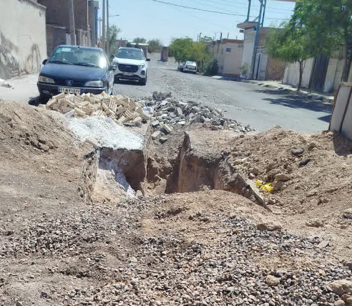 خراسان آنلاین: 🔶 داد تایبادی‌ها از کندی اجرای طرح «اگو»🔴طولانی شدن اجرای طرح شبکه جمع‌آوری فاضلاب تایباد و کنده‌کاری‌های ناشی از آن، گل