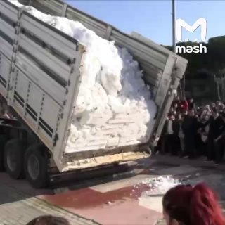 Хэппи нью э по-турецки случился в городе Айдын — впервые за 14 лет дети и родители увидели снег. Порадовались, поиграли в снежки и даже попробовали на вкус.можем отсыпать (по запросу)❗ Подписывайся на Mash