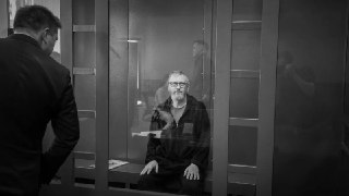 Целых четыре экспертизы потребовались следователям, чтобы обвинить 52-летнего Михаила Фетисова, врача-невролога из Петербурга, в «дискредитации армии» в постах VK.Теперь все экспертизы защита попросила признать недопустимым доказательством, а судья вызвала