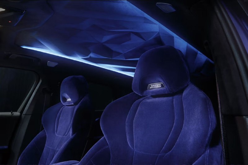 BMW обшила кузов кроссовера XM бархатом 6