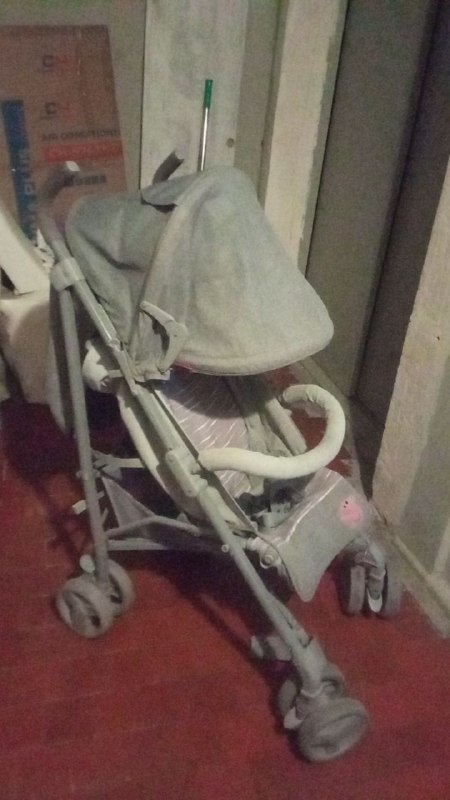 Отдам коляску на ходу,но перекладина для ног одна сторона порвана и капюшон на одной стороне поломан — фото 1