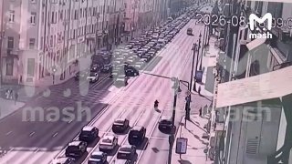 Момент ДТП в Москве, в котором погиб председатель правления "Генбанка" Дмитрий Ларин. Банкир ехал по Тверской-Ямской. Когда он перестраивался на большой скорости из крайнего правого в крайний левый ряд через все полосы, его мотоцикл столкнулся с каретой ча