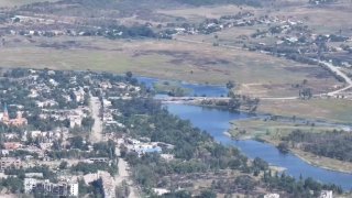 🇷🇺🇺🇦️ - הצילומים מציגים פצצת גלישה רוסית FAB-3000M-54 מצוידת בערכת הדרכה UMPK פוגעת במעבר חצייה מוקדם י…