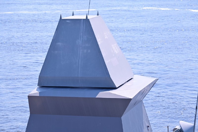 Iranian Naval Force: همانطور که گفته شد، از نظر الکترونیک این ناو پکیج کاملی از تجهیزات را دارد که با اختلاف از رقبایش بهتر است. در این پست ص