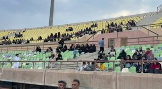 נוכחותן של נשים ומשפחות זהדאן באצטדיון בו מתקיימים כוכבי שנות ה-60 וסיסטאן ובאלוצ'יסטן הנבחרים
