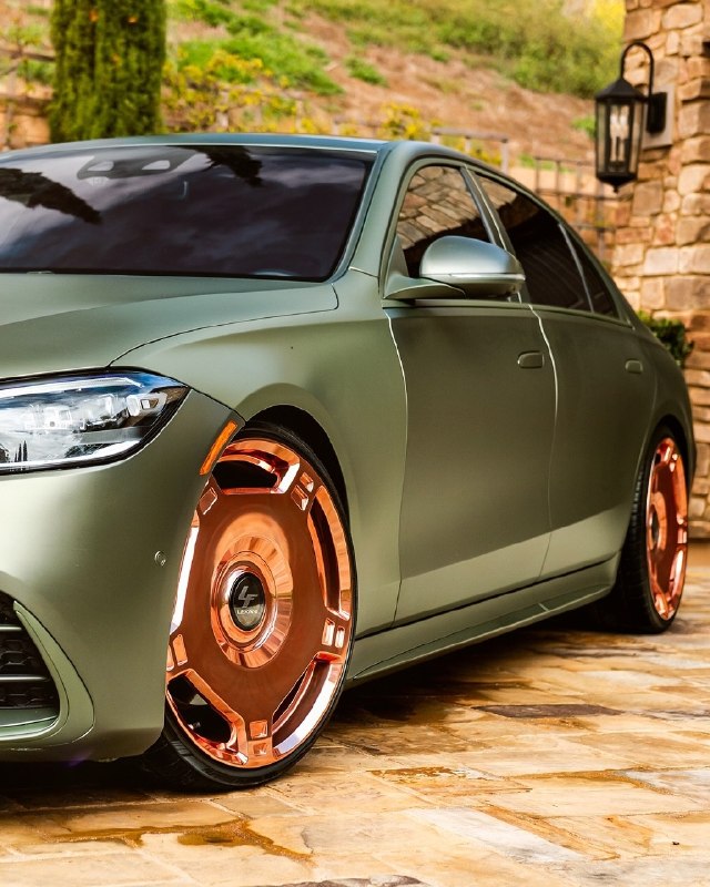 Mercedes S580 на 22-дюймовых дисках