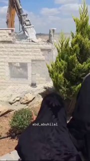זה לא רק בית שנהרס, אלא זיכרונות ושנות חיים. פלסטינית צופה בביתה נהרס לנגד עיניה.
