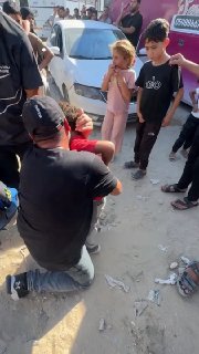 לאחר שהופרד על ידי מלחמת העם של ישראל בעזה, אב שחזר מהגדה המערבית הכבושה מתאחד עם ילדיו בחיבוק רגשי מלא בדמ…