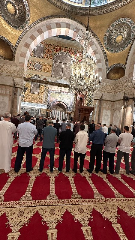 المصلون يؤدون صلاة الفجر في المسجد الأقصى