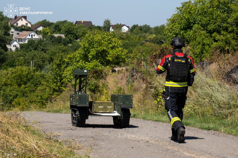 Хмельниччина: піротехнічні підрозділи ДСНС продовжують обстежувати прилеглі до полігону території