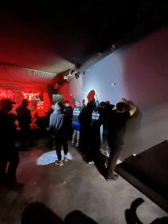 Силовики устроили рейд в баре ЕкатеринбургаНакануне вечером в екатеринбургском баре «Синдром» должен был состояться концерт двух местных групп. В начале мероприятия в заведение ворвались силовики — они проверяли документы и татуировки посетителей на запрещ