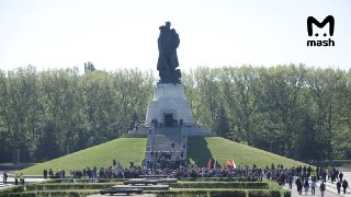 Празднование 81-й годовщины Победы проходит и в берлинском Трептов-парке. Русские, казахи и другие выходцы из стран бывшего СССР принесли российские, советские флаги и георгиевские ленты (несмотря на запреты). Люди пели военные песни и почтили память погиб