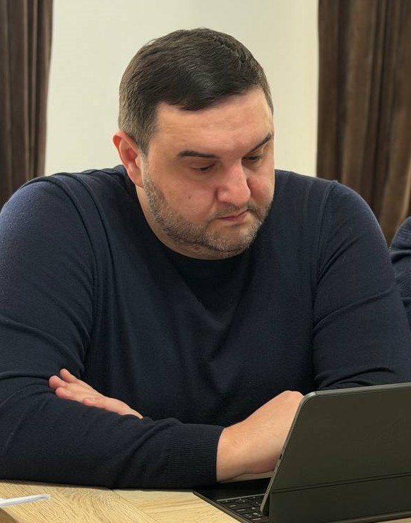⚖️ Умахан Абакаров арестован на два месяца, следует из сообщения объединенной пресс-службы судов Дагестана. фото