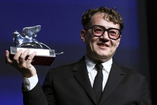 Илья Хржановский получил «Серебряного льва» Венецианского кинофестиваля за картину «Дау»Накануне на острове Лидо прошла церемония награждения 83-го Венецианского международного кинофестиваля. «Серебряного льва» за лучшую режиссуру получил Илья Хржановский 