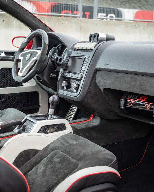 Volkswagen демонстрирует трио старых концепт-каров Golf: W-12, концепт-кар Design и родстер. Все они 10
