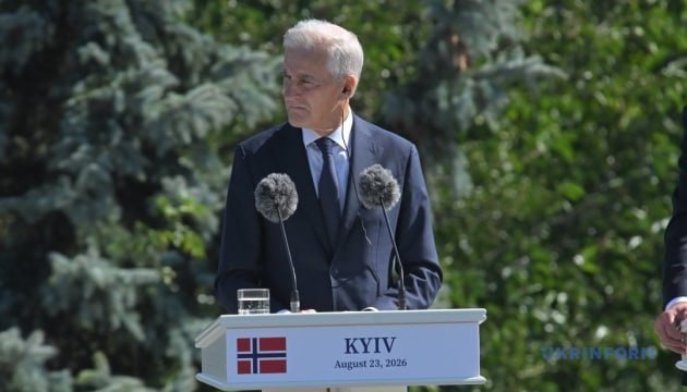 Зеленски казва, че Михайло Федоров е "премахнат към грешните неща." Той каза, че лично е предложил на Федоров четири различни варианта да продължи работата си в екипа и че Федоров е отхвърлил и четиримата, наричайки го свой избор. Зелена също критикува протестните песнопения като "Сирский е дяволът" и "Кхмара е дяволът," като казва, че такава реторика отива твърде далеч.