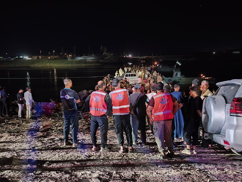 הגנה אזרחית סורית: מעבורת שהובילה יותר מ-35 אזרחים טבעה לאחר התנגשות בגשר הצבאי בעיר דיר א-זור, מה שגרם ליפ…
