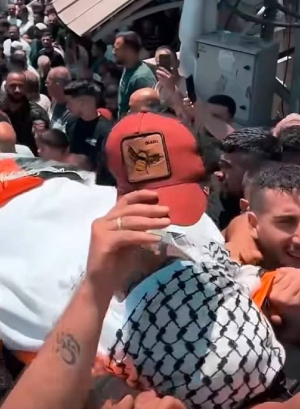 אחד מהם, מרוב אהבתו, חושש עליו מחום השמש ומצל על ראשו בכובעו, כאילו אומר לו: