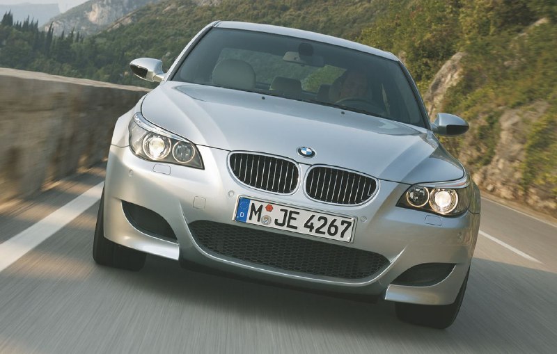 По-настоящему легендарный факт: BMW M5 E60 в 2004 году стал первым в мире серийным спортивным седано