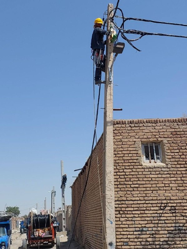 سلماس نیوز: خدمت رسانی توسط جانفدایان توزیع برق سلماس ادامه دارد...به همت وتلاش کارکنان این مدیریت تبدیل شبکه سیمی به کابل خودنگهدار