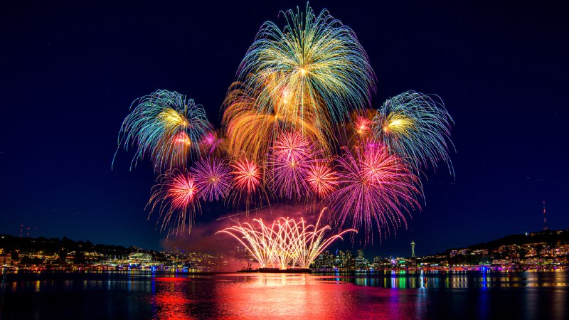 Sparks over SeattleFourth of July fireworks over Lake Union in Seattle (© Dixin Yan)