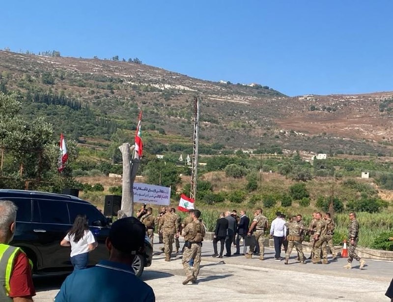 שרי ההגנה והכיבוש מגיעים לגשר נהר קקיה כדי לבחון את התקדמות העבודה