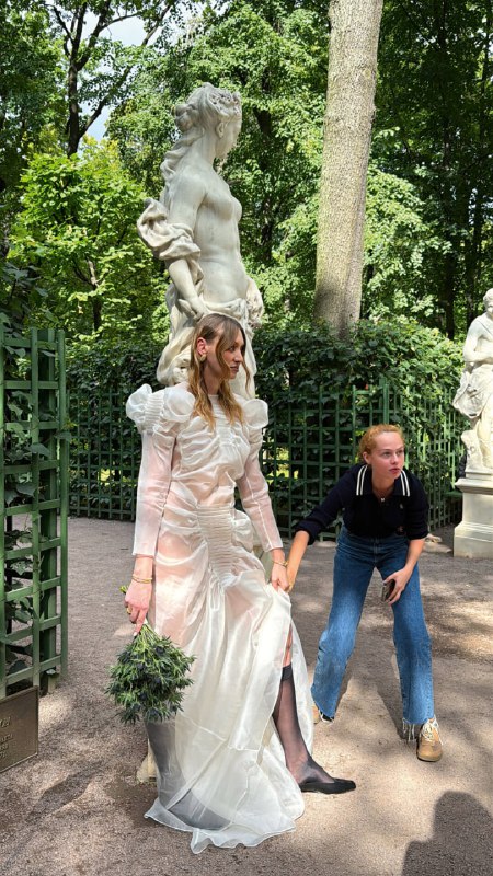 Саша Мадемуазель, Вита Клац, Глаша Гурьянова, Маша Туева: рассказываем и показываем в материале Собака.ru, кто (и как!) работал над свадебной каверстори Марии МиногаровойВот это дримтим! Брайдалкор-обложка октябрьского номера Собака.ru и свадебная каверстори Марии Миногаровой и Александра Горчилина (с конем, лебедем, панк-свитой и тамадой мечты!) сделана руками и глазами талантливых (и любимых!). Знакомьтесь, если не знакомы!Саша Мадемуазель, фотограф: 