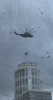 На крышу башни «Роснефти» в Москве установили комплекс ПВО. Недалеко от нее находятся объекты ГРУВоенный вертолет Ми-26 установил систему ПВО на крышу бизнес-центра Nordstar Tower у метро «Беговая» в Москве. Соответствующее видео опубликовал военный аналит