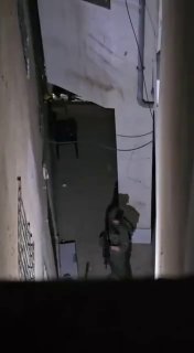כוחות ישראל הישראלי מסתערים על בתים פלסטינים במהלך תקיפה על העיירה אל-סמוע, דרומית לחברון.