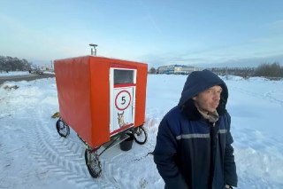 Путешественник Саша Конь, который планировал дойти пешком до Бразилии с самодельной повозкой, погиб в результате атаки беспилотника в Брянской области, фотографии с места удара распространились в соцсетях.Накануне губернатор Богомаз сообщил, что в результа