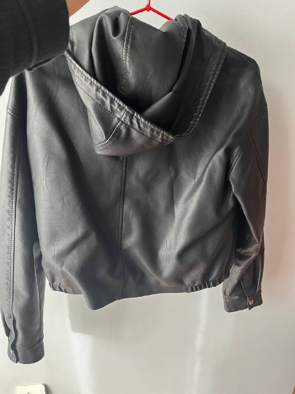 Novaia kurtkaa, kojenaia, M razmer. 100 lari — фото 1