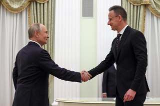 На бывшего главу МИД Венгрии могут завести дело о получении взятки. При Орбане он лоббировал интересы России и блокировал кредит УкраинеЗаявление о возможном получении взятки бывшим главой МИД Венгрии Петером Сийярто передали полиции Будапешта, пишет местн
