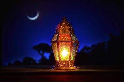 عرفان: وقتي بداني كه خدا بيش از حد تصورت به تو نزديك است رابطه ي تو با او دوست داشتني و ساده مي شودبا زبان روح خودت با او حرف ب