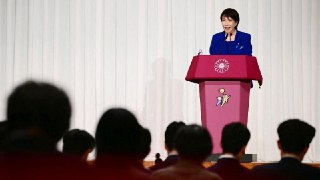 日本通过内阁答辩书 表明日本政府不会改变台湾问题既往立场日本政府在25日的内阁会议上通过了一份答辩书，针对高市首相在国会关于“台湾有事”的答辩，明确表示“不是改变以往政府见解的发言”。作为内阁首长，首相会就外交、防卫、经济政策等阐述方向性，但其发言的法律约束力没有“内阁决定”强。所谓“内阁决定”，是指以整个内阁名义正式决定政府方针的程序，需要所有阁僚一致同意。如果首相的发言与既有的内阁决定出现矛盾，政府会强调“政府一贯的见解”，有日本方面人士认为：这样做政府虽然表面上没有把高市首相谈话撤回，但实质上是把高市