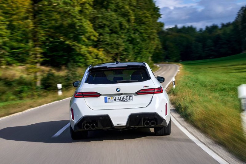 M5 Touring в цвете Alpine white 8